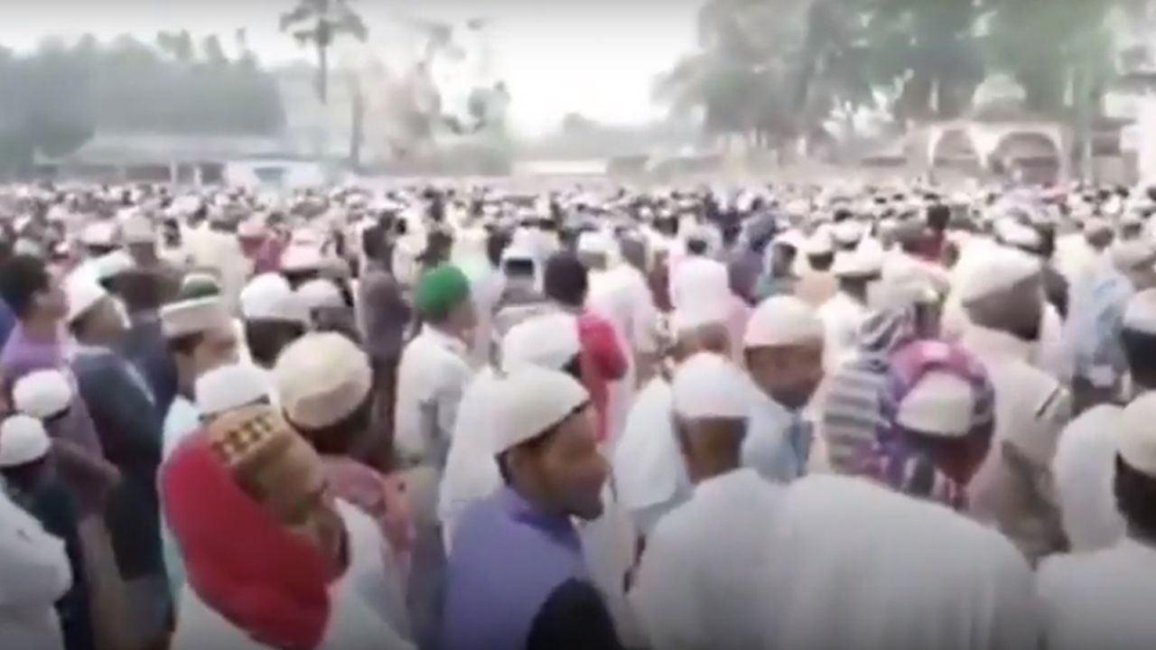 Bangladeş'te Binlerce Kişi Virüsten Korunmak İçin Toplu Dua Etti