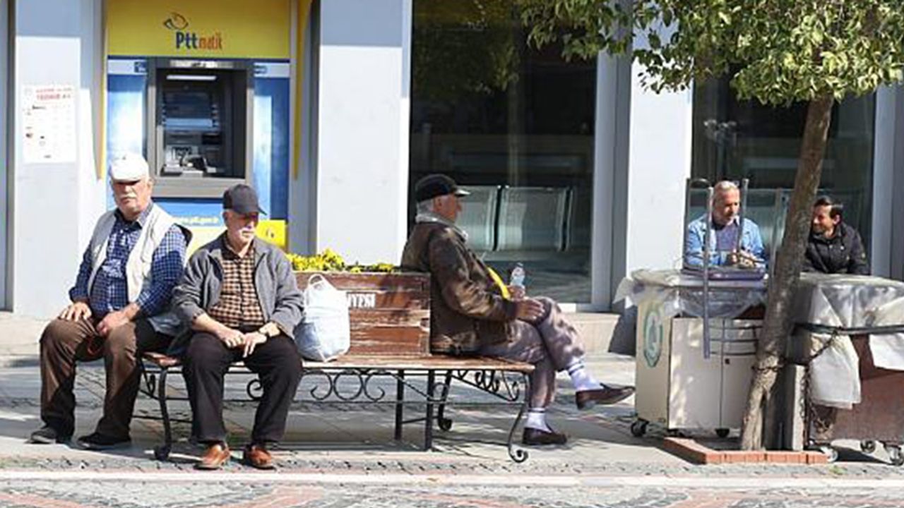 Türkiye'de 65 Yaş Üstü Vatandaşlara Sokağa Çıkma Sınırlaması