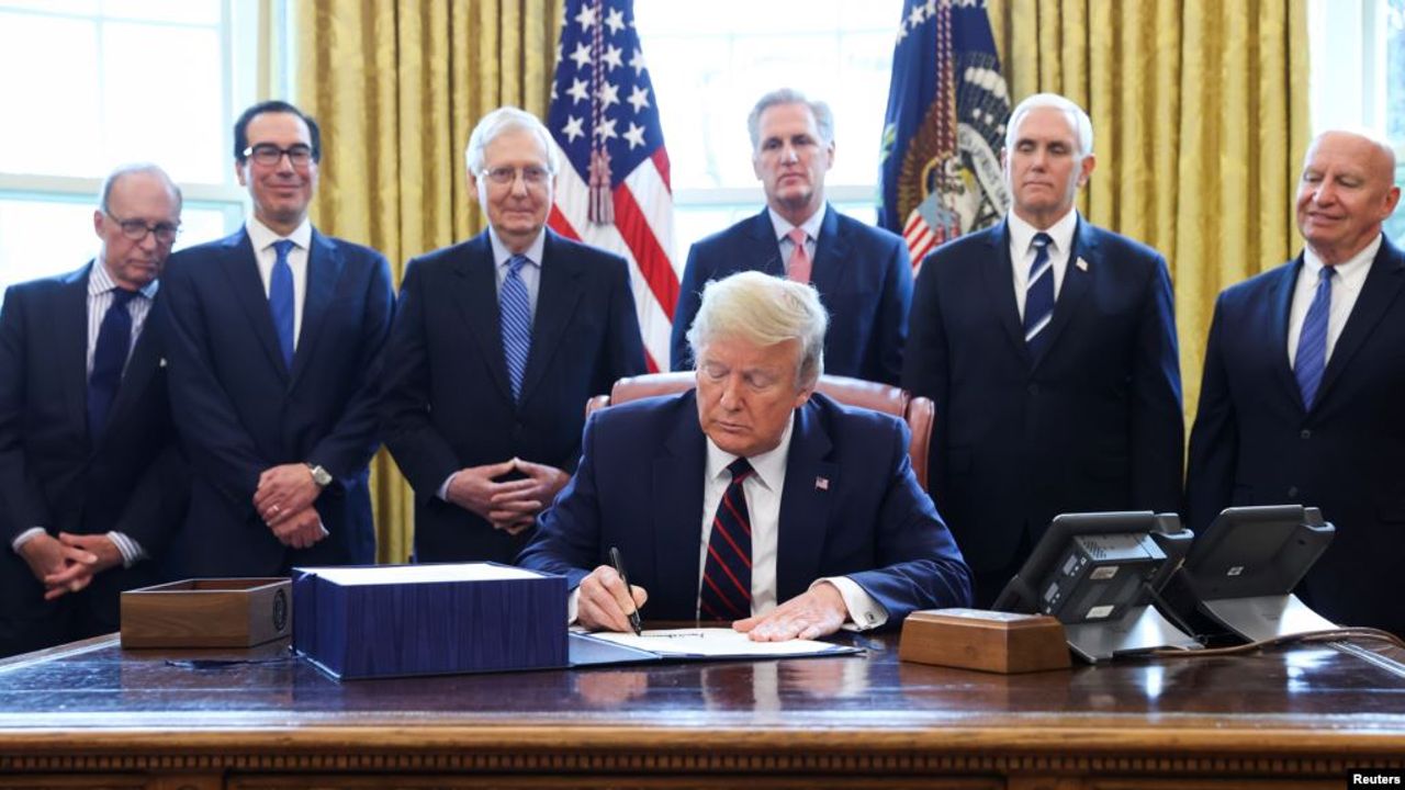 Trump Amerika Tarihinin En Büyük Ekonomi Kurtarma Paketini İmzaladı