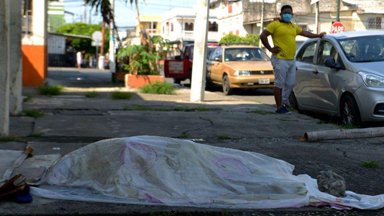 Ekvator'da Cesetler Sokaklardan Toplandı