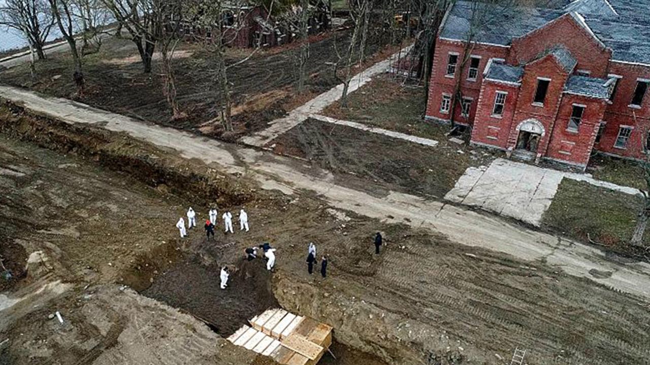 New York'ta Sahip Çıkılmayan Cenazeler 'Ölüler Adası'na Gömüldü
