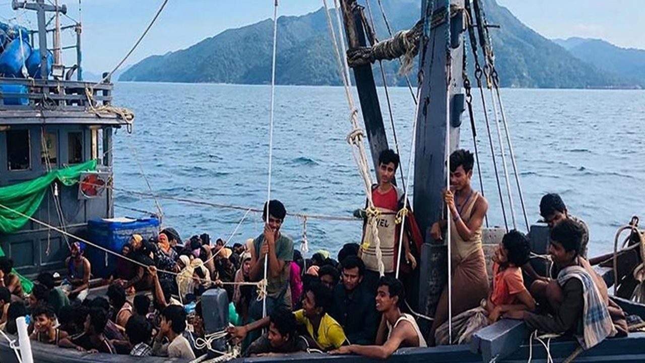 Budist Zulmünden Kaçan ve Aylardır Açık Sularda Olan Arakanlılar Denizden Toplandı