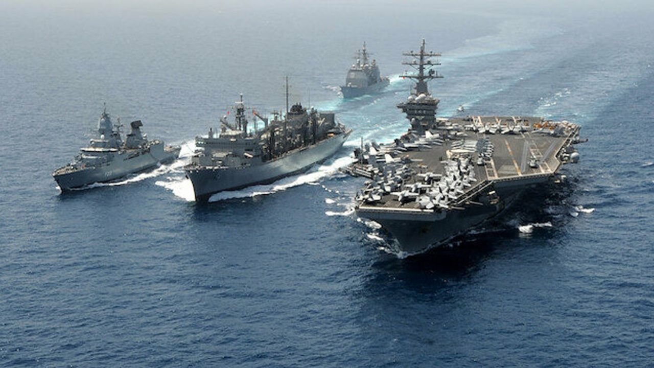 İran Botları Basra Körfezi'nde Amerika Gemilerini Taciz Etti