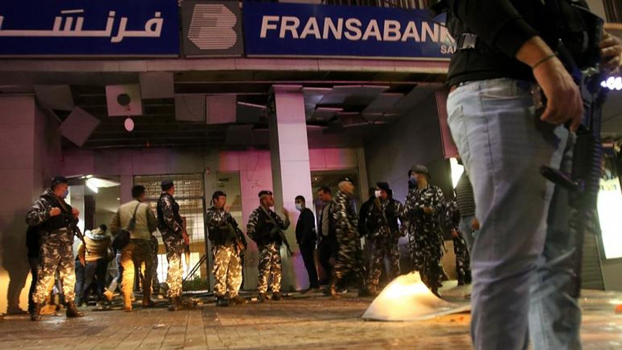 Lübnan'da Ekonomik Kriz Salgınla İkiye Katlandı, Halk Sokaklara Döküldü