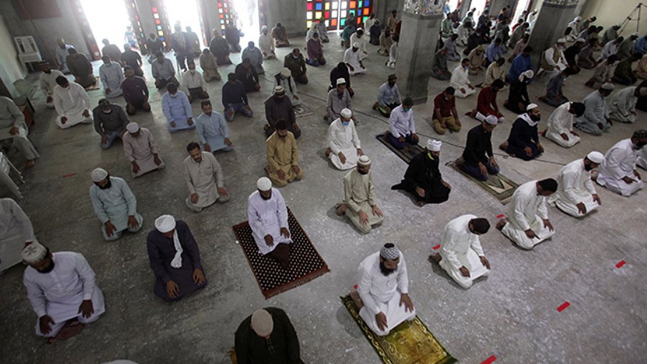 Bayram Namazı Kılınacak mı? Bayram Namazı Evde Kılınır mı?