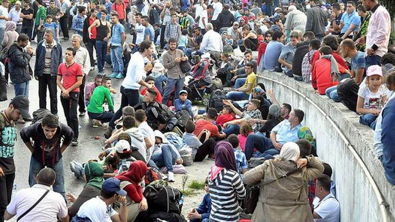 Yunan Adalarındaki Sığınmacılar Ana Karaya Taşınıyor