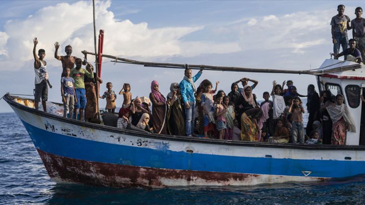 Tekneleri Batan 94 Arakanlı Mülteciyi Endonezyalı Balıkçılar Kurtardı