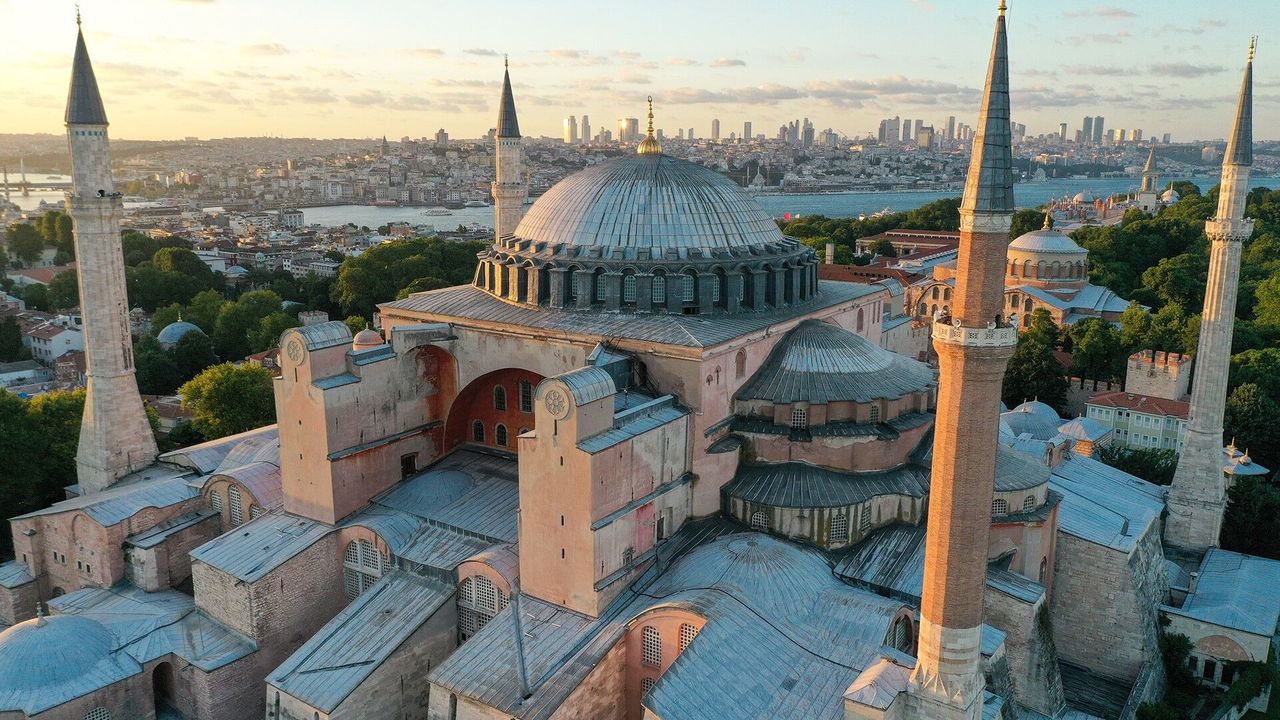 Fethin Sembolü Ayasofya ve İlk Kıblemiz Mescid-i Aksa Arasındaki Bağ