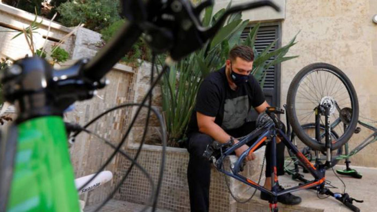 İsrailli Sivil İşgalciler, Filistinli Bisikletçilere Saldırdı