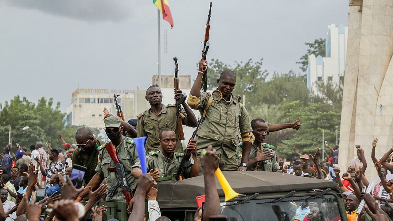 Mali'de Askeri Kalkışma: Cumhurbaşkanı ve Başbakan İsyancıların Elinde