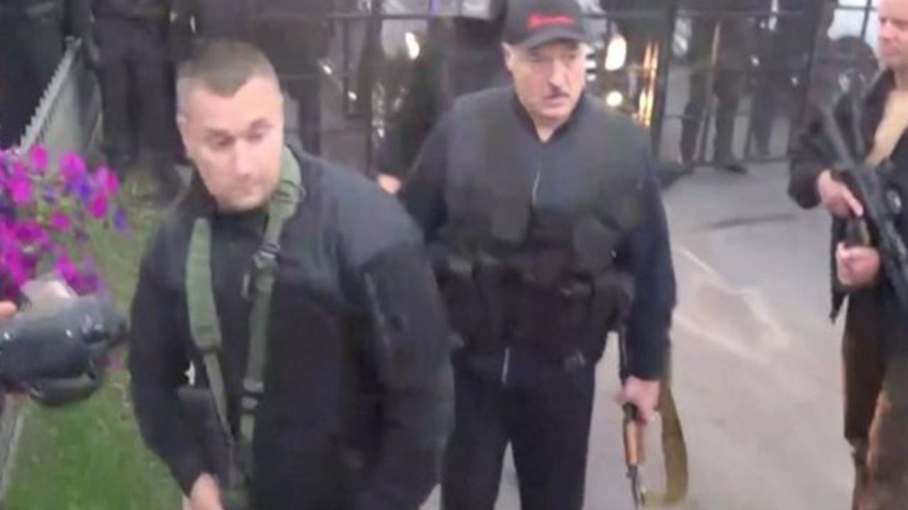 Belarus'ta Lukaşenko Muhalif Gösterilerin Olduğu Bölgeye Silahla Geldi
