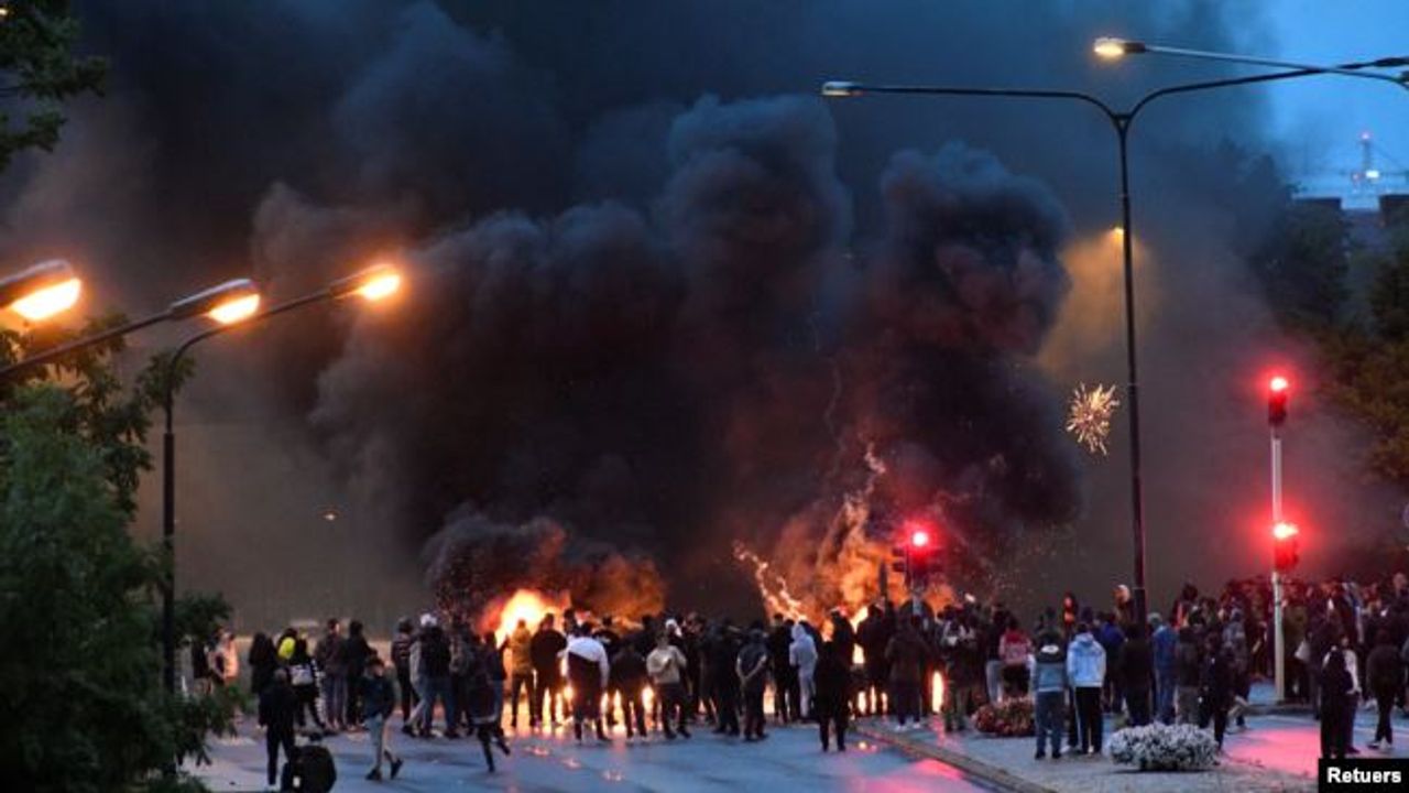İsveç’te İslam Düşmanlarının Kuran-ı Kerim Yakması Müslümanları Sokağa Döktü