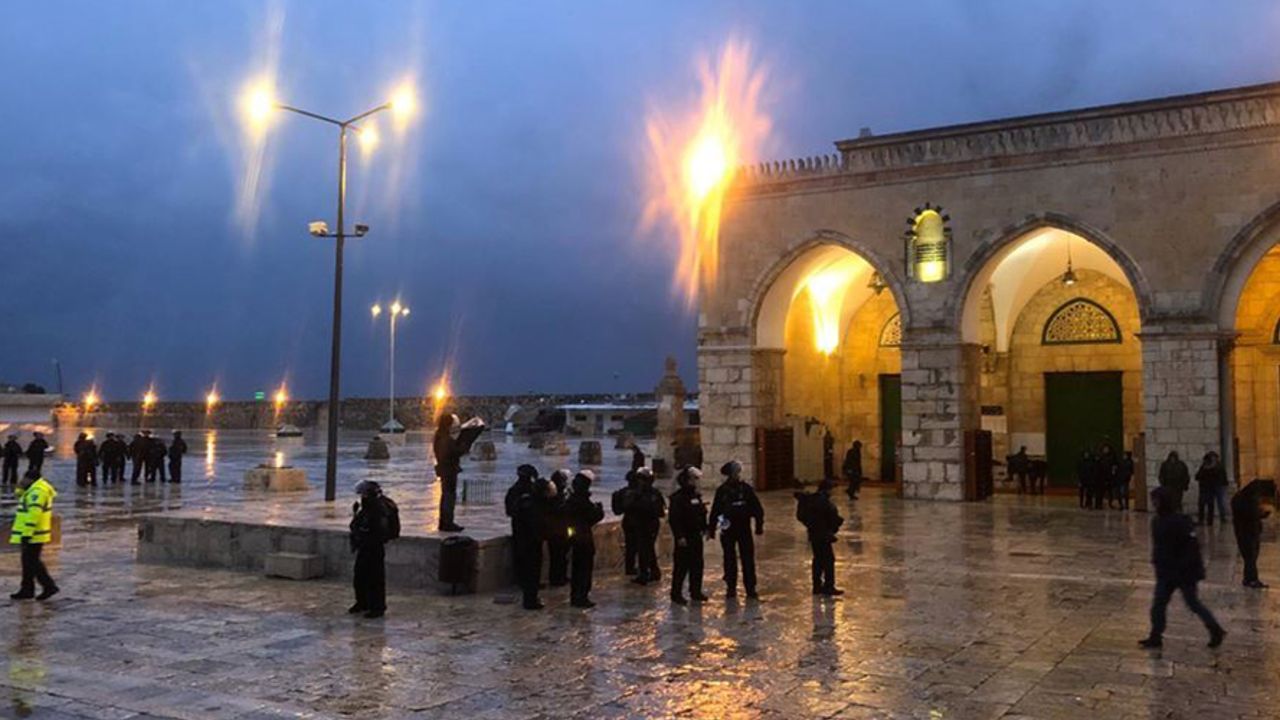 İşgalci İsrail Kudüslüleri Mescidi Aksa’dan Uzaklaştırma Zulmünü Sürdürüyor