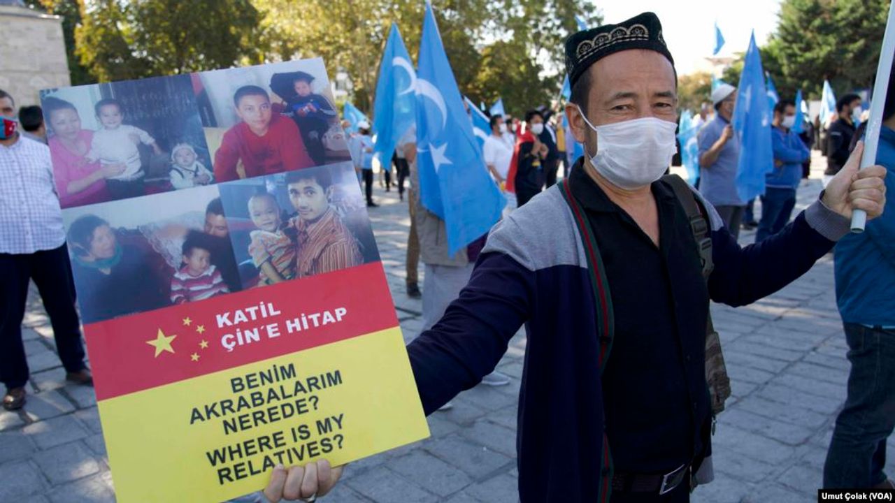 Uygurlar İstanbul’da Çin’i Protesto Etti