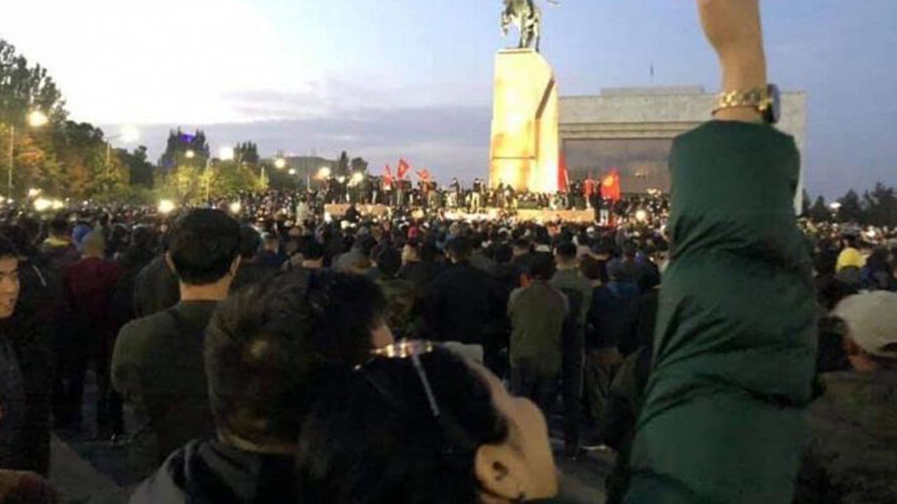 Kırgızistan'da Genel Seçimin Ardından Polisle Muhalifler Arasında Arbede