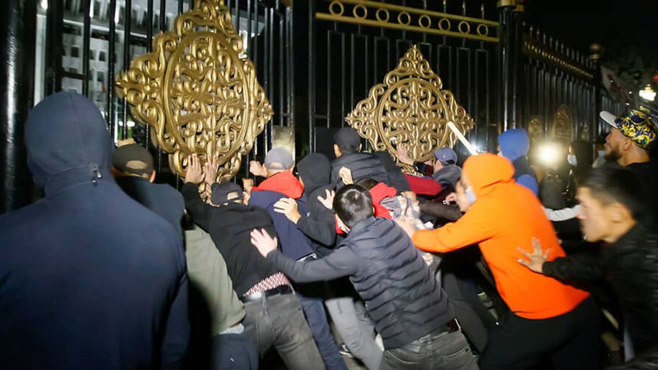 Kırgızistan'da Protestocular Parlamento ve Cumhurbaşkanlığı Sarayı Alanına Girdi