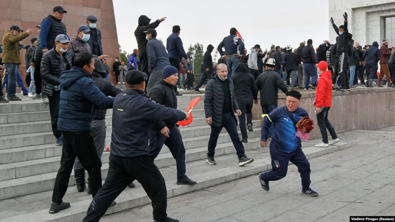Kırgızistan'da Protestolar Dinmiyor, Eski Cumhurbaşkanı Hedef Alındı