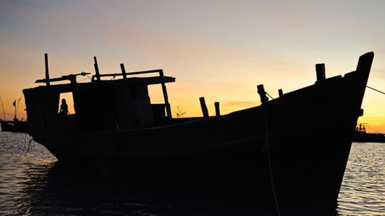 Batmak Üzere olan Teknedeki 119 Arakanlı Mülteci Kurtarıldı