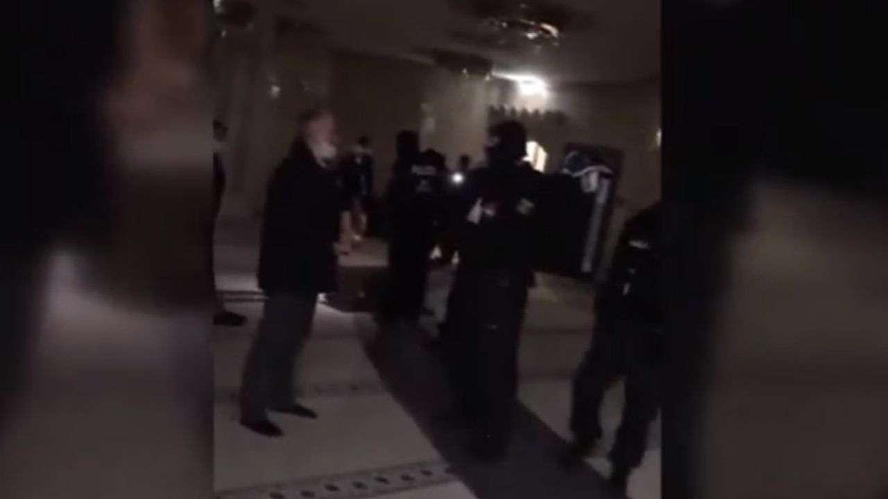 Alman Polisi Namaz Sırasında Cami Bastı Botlarla Halılarda Dolaştı