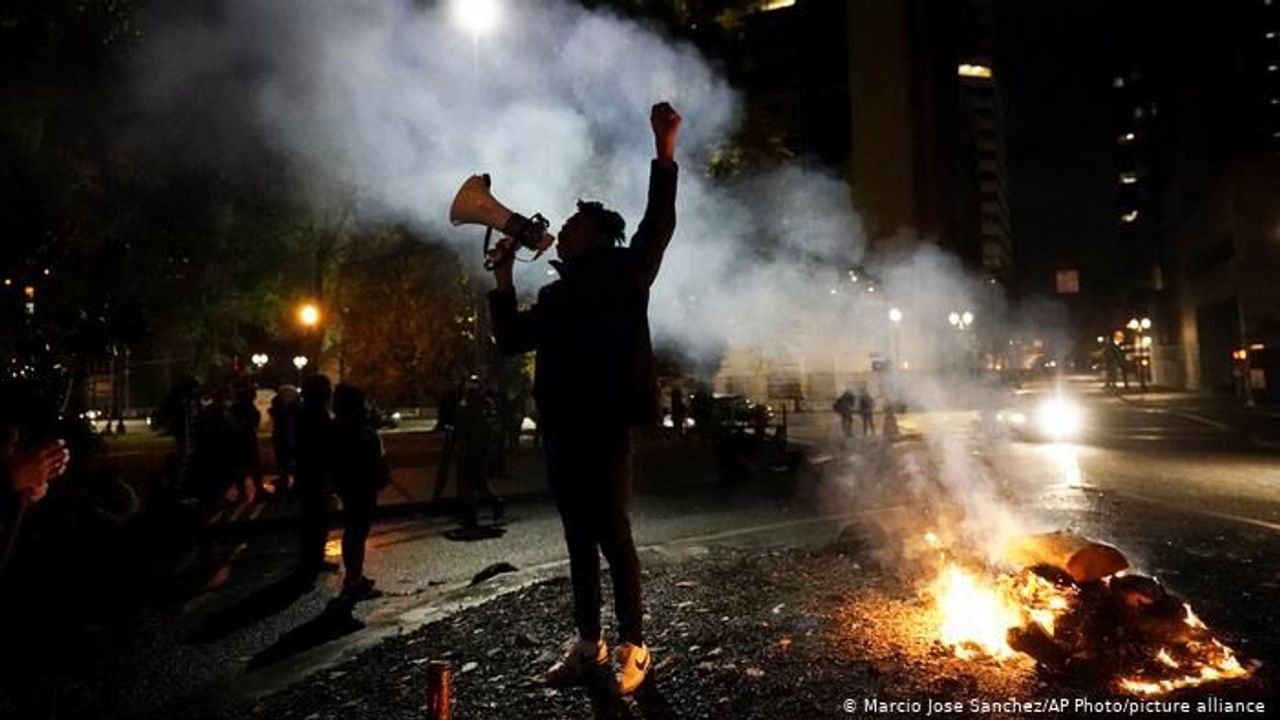 Amerika'da Seçimin Gölgesinde Irkçılık ve Karşıt Gösteriler de Devam Etti