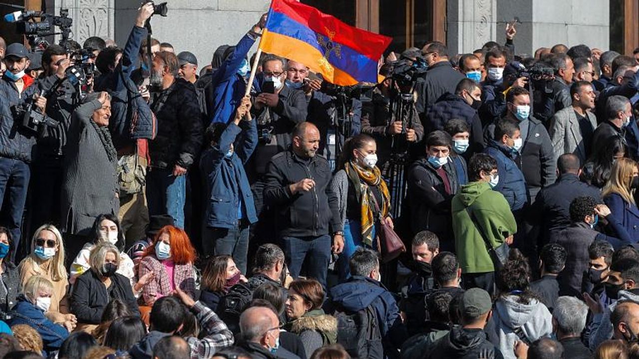 Ermenistan'da Binlerce Kişi Paşinyan'ın İstifasını İstedi