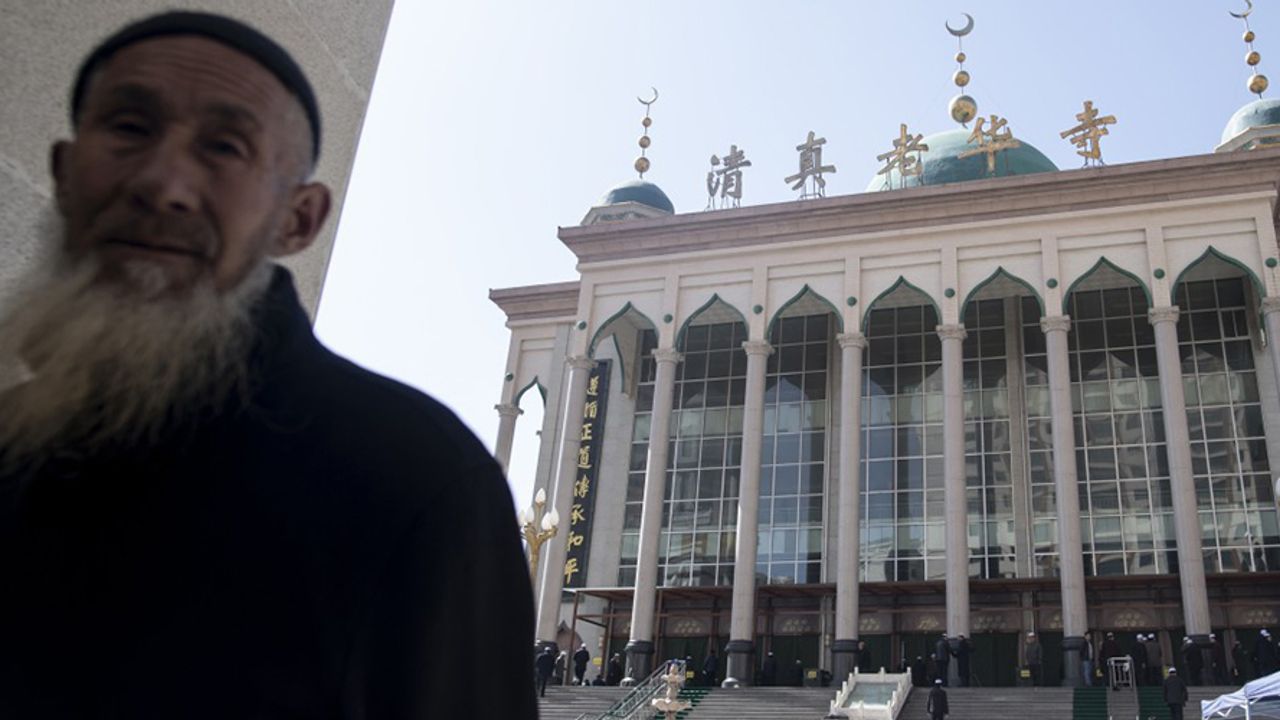 Zalim Çin Müslümanları İslam'dan Koparıp Devlete Bağlı Hale Getirmeye Çalışıyor
