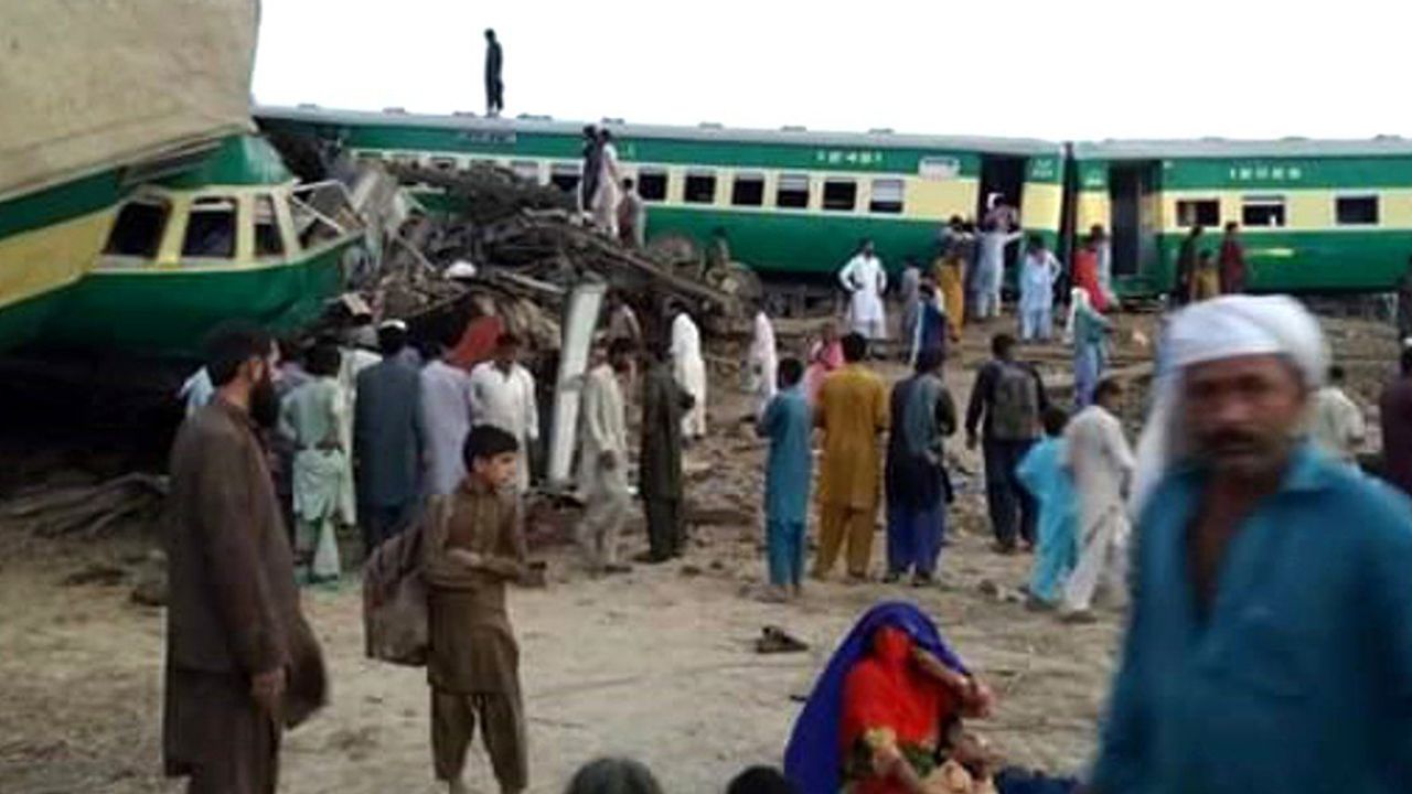 Pakistan'da Tren Otobüsle Çarpıştı: 18 Ölü