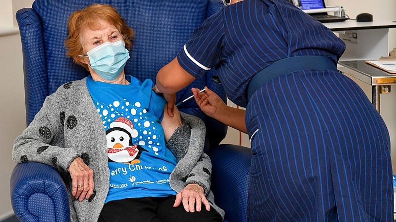 İngiltere'de İlk Pfizer/BioNTech Aşılarının Kullanılmasına Başlandı