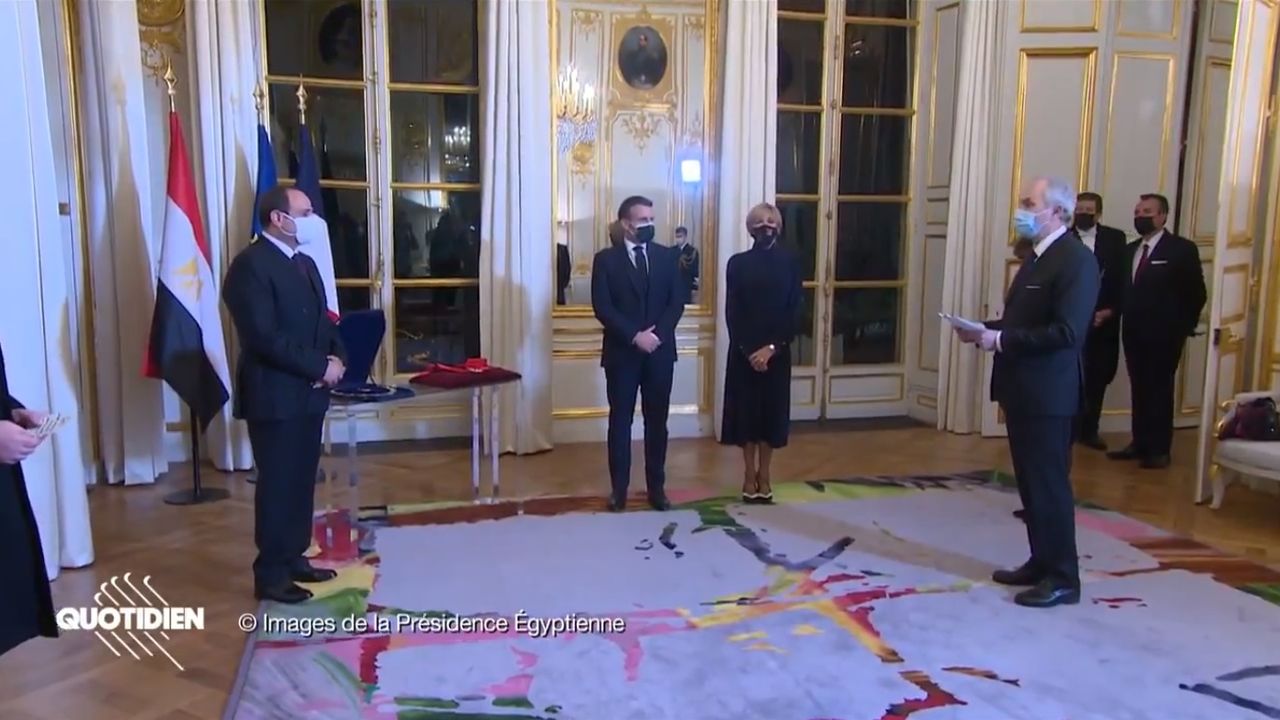 Macron'un Darbeci Sisi'ye Devlet Nişanı Taktığı Görüntüler Saklandı