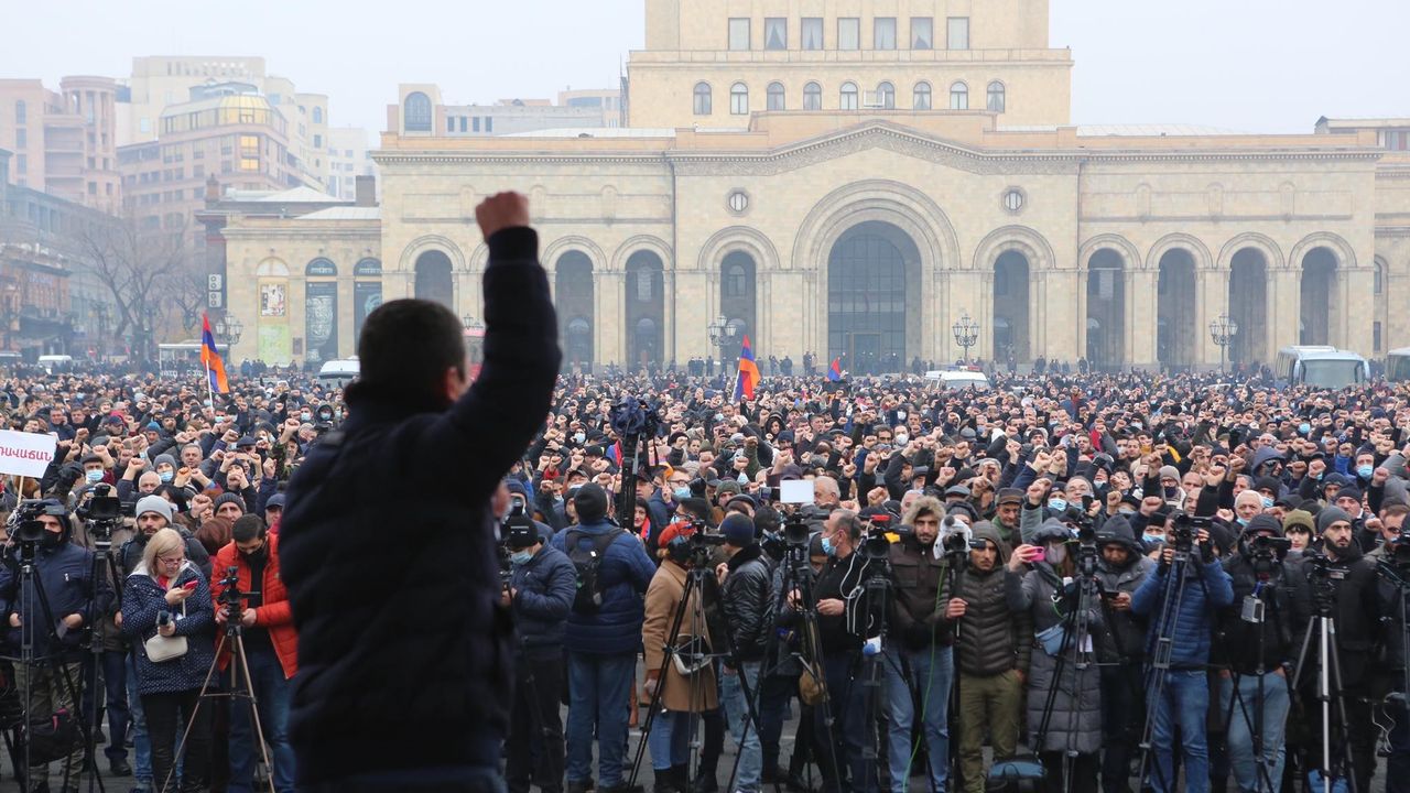 Karabağ Hezimeti Sonrası Ermenistan'da Binlerce Kişi Paşinyan'ı Protesto Etti