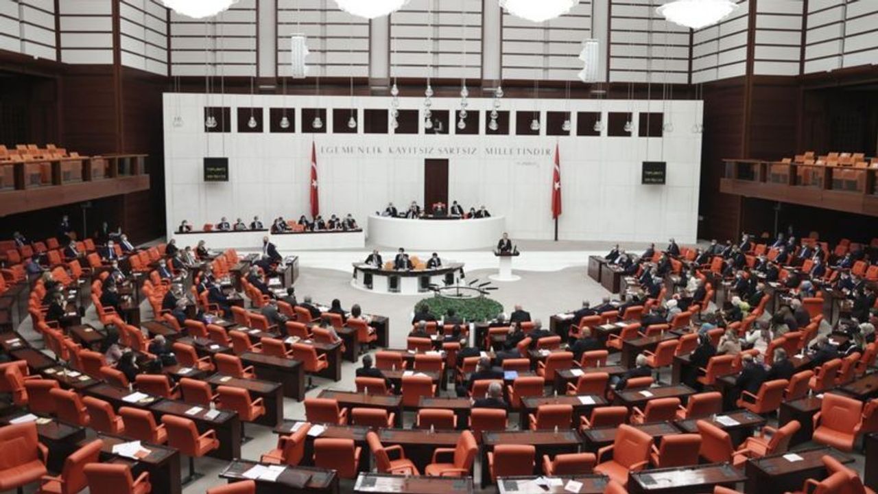 STK'lara Kayyum Atama ve BM Kararlarına Bağlamakla Eleştirilen Teklif TBMM'den Geçti