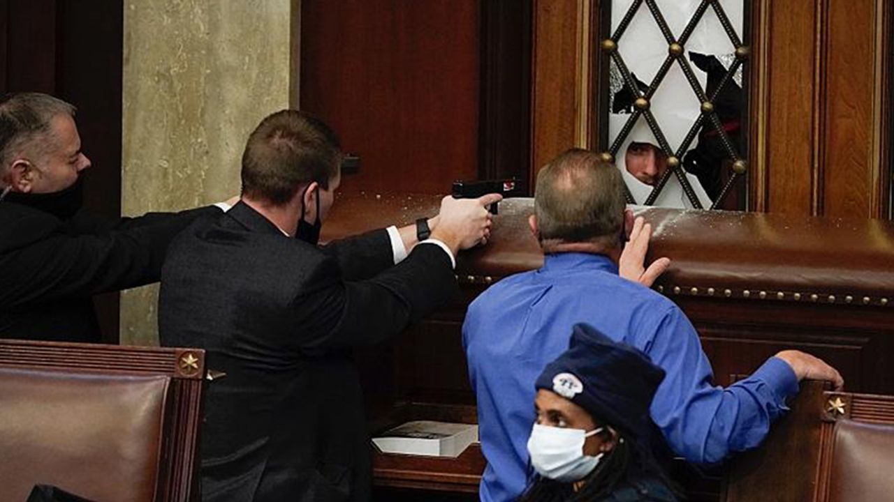 Amerika’da Kaos: Trump Yanlıları Kongre Binasını Bastı