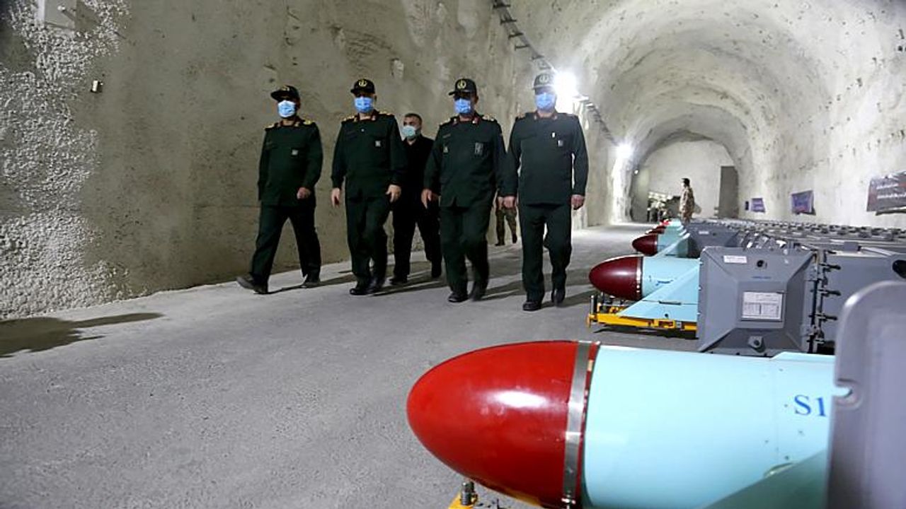 İran Basra Körfezi'nde Kurduğu Yer Altına Gizlenmiş Füze Üssünü Tanıttı