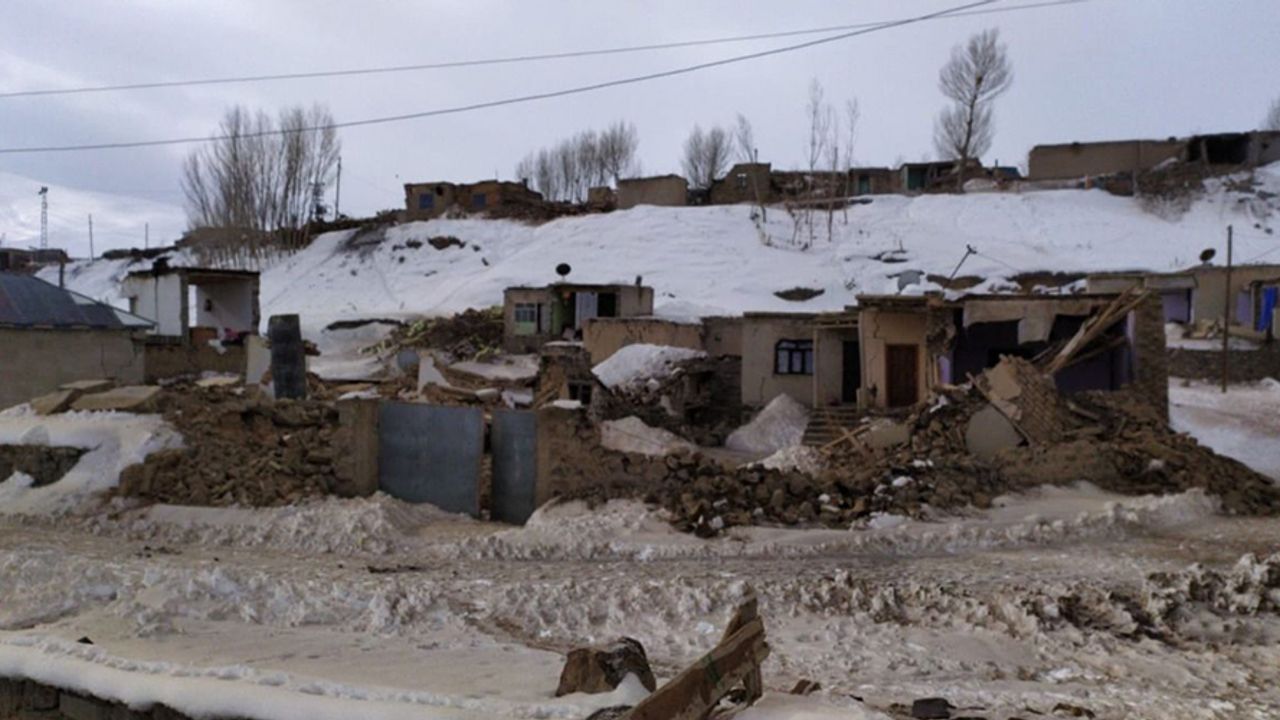 Türkiye-İran Sınırında Deprem: Van'da 9 Kişi Hayatını Kaybetti