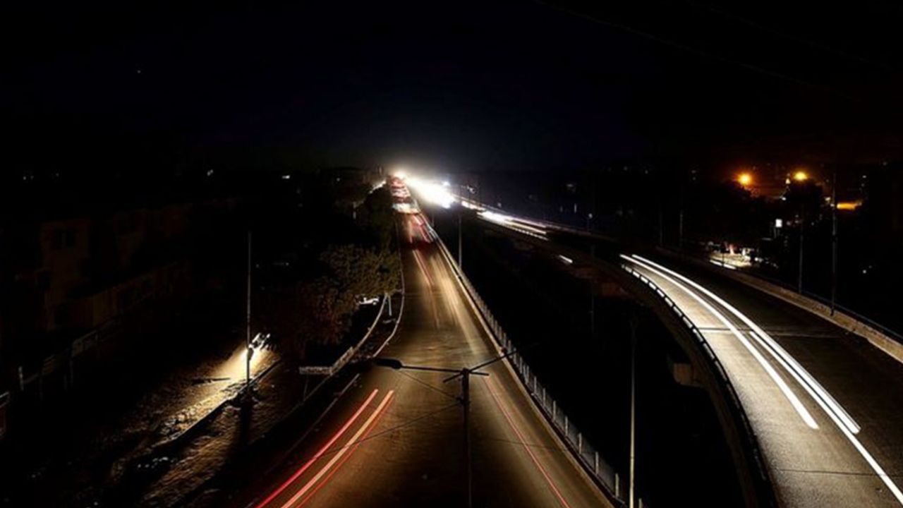 Pakistan'da Elektrik Kesintisi: Ülke Karanlığa Gömüldü