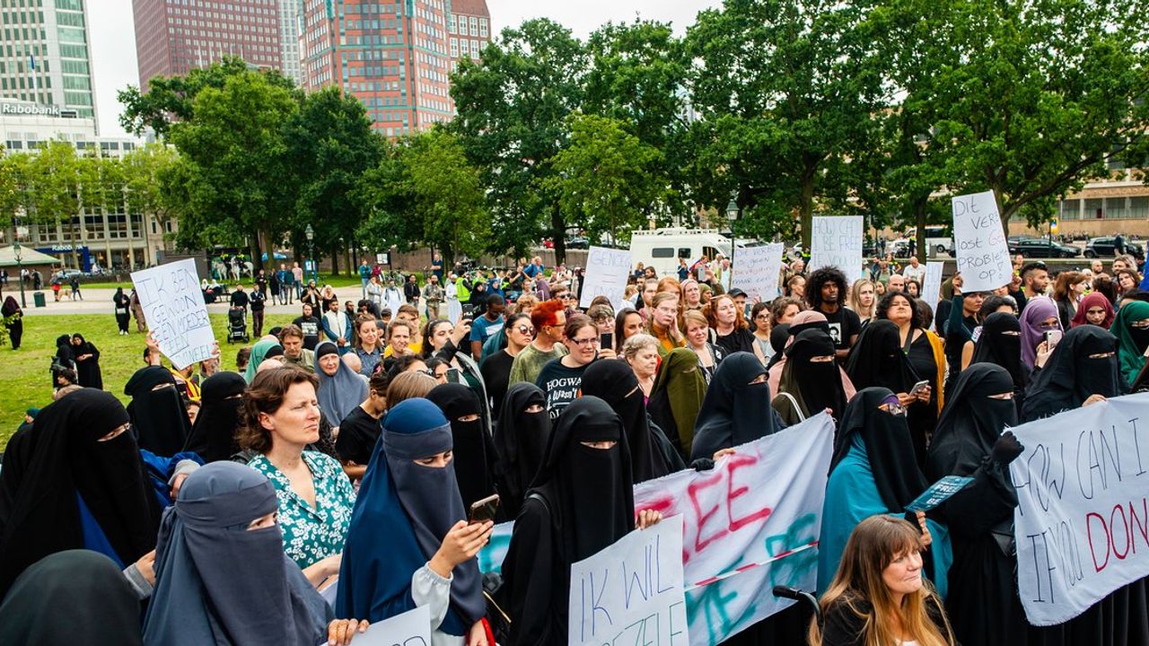 Hollanda'nın İstihbarat Raporuna Müslümanlar Tepki Gösterdi
