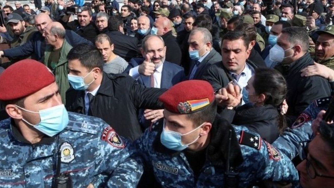 Ermenistan'da Kaos: Başbakan Paşinyan İle Ordu Karşı Karşıya Geldi