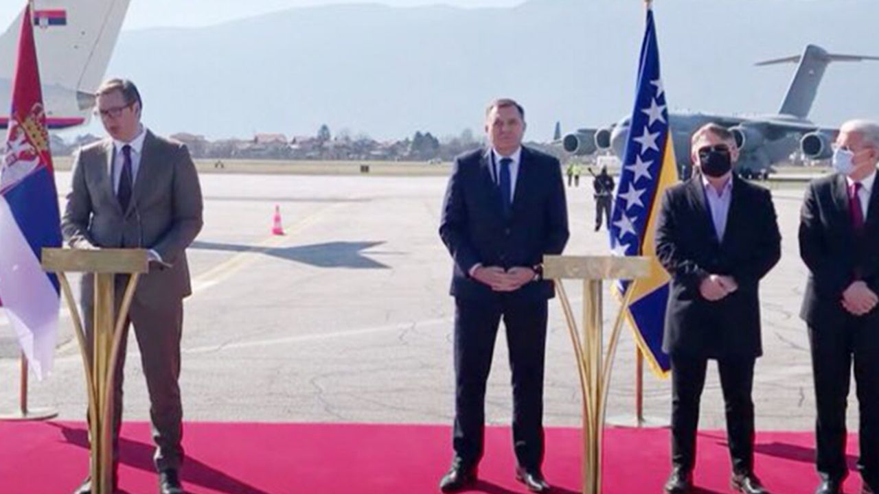 Müslümanları Öldürmekle Tehdit Eden Sırp Lider Bosna’ya Aşı Bağışladı!