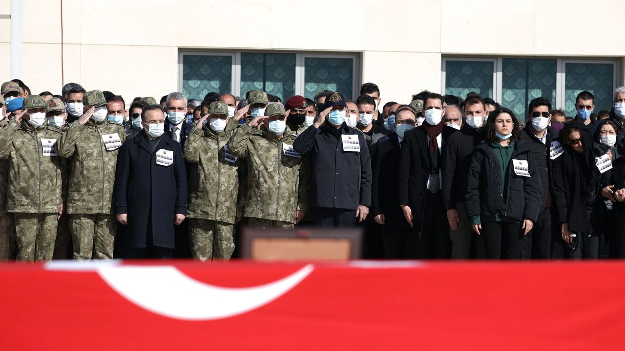Bitlis'te Helikopter Düştü: 11 Şehidimiz Var