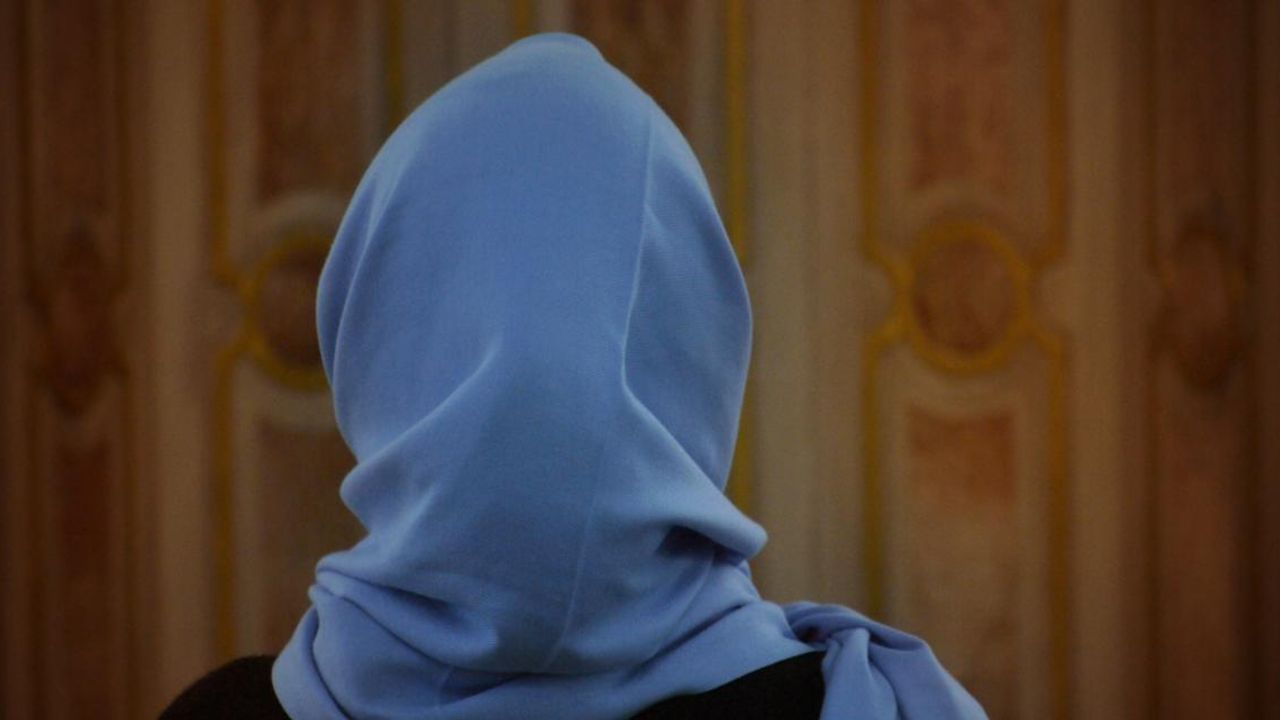 Almanya'da Bir Eyalet Yargı Çalışanlarına Dini Giysileri Yasakladı