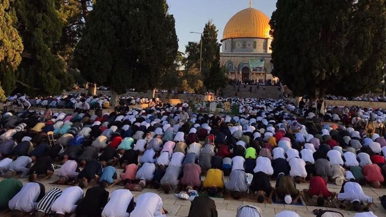 50 Binden Fazla Filistinli İsra ve Miraç Kandilini Mescidi Aksa’da İhya Etti