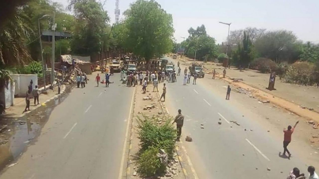 Sudan'da Gösterilerin Düzenlendiği Meydanda Silah Sesleri