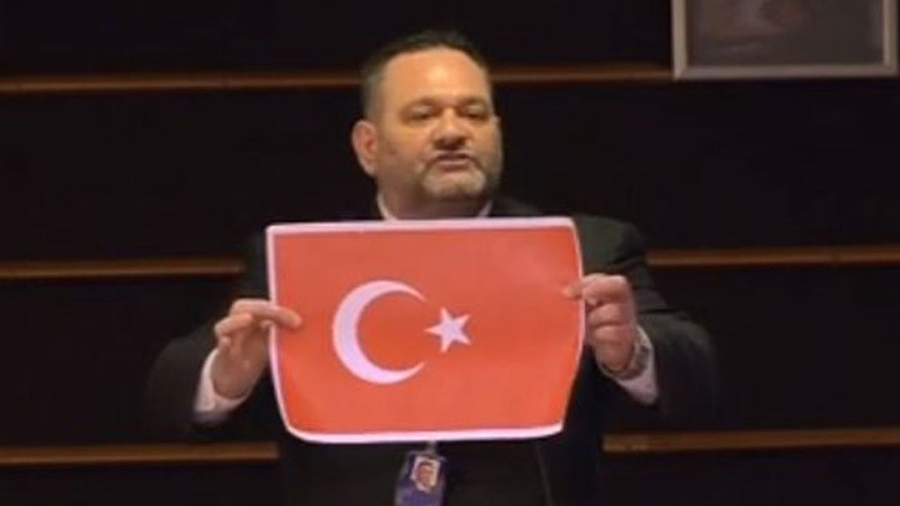 AP'de Türkiye Karşıtı Provakatif Eylem: Bayrak Yırtıldı