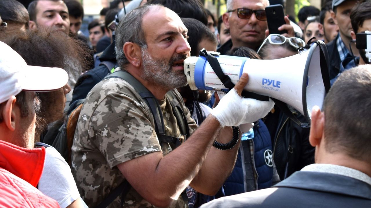 Ermenistan Başbakanı Nikol Paşinyan İstifa Etti