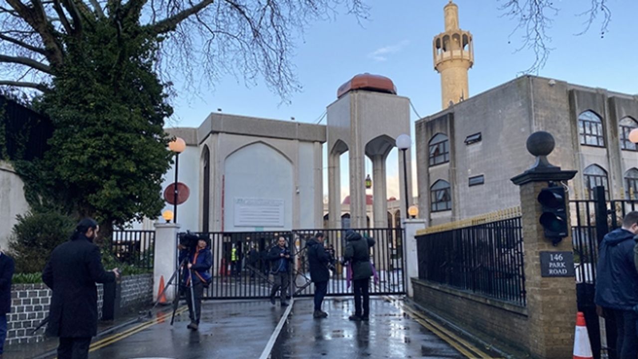 İngiltere'de Camide Namaz Kılan Müezzin Bıçaklandı