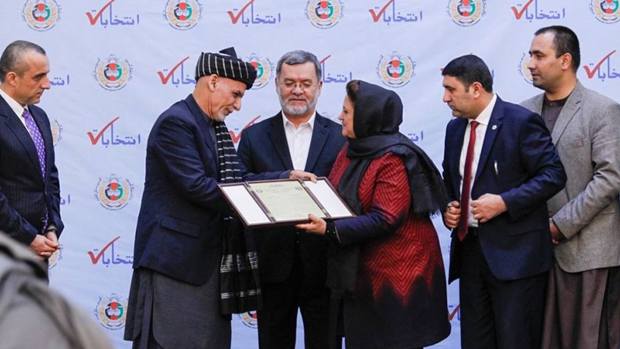 Afganistan'da 2 Aday Seçim Zaferi İlan Ederken Cumhurbaşkanı Gani’ye Mazbata Verildi