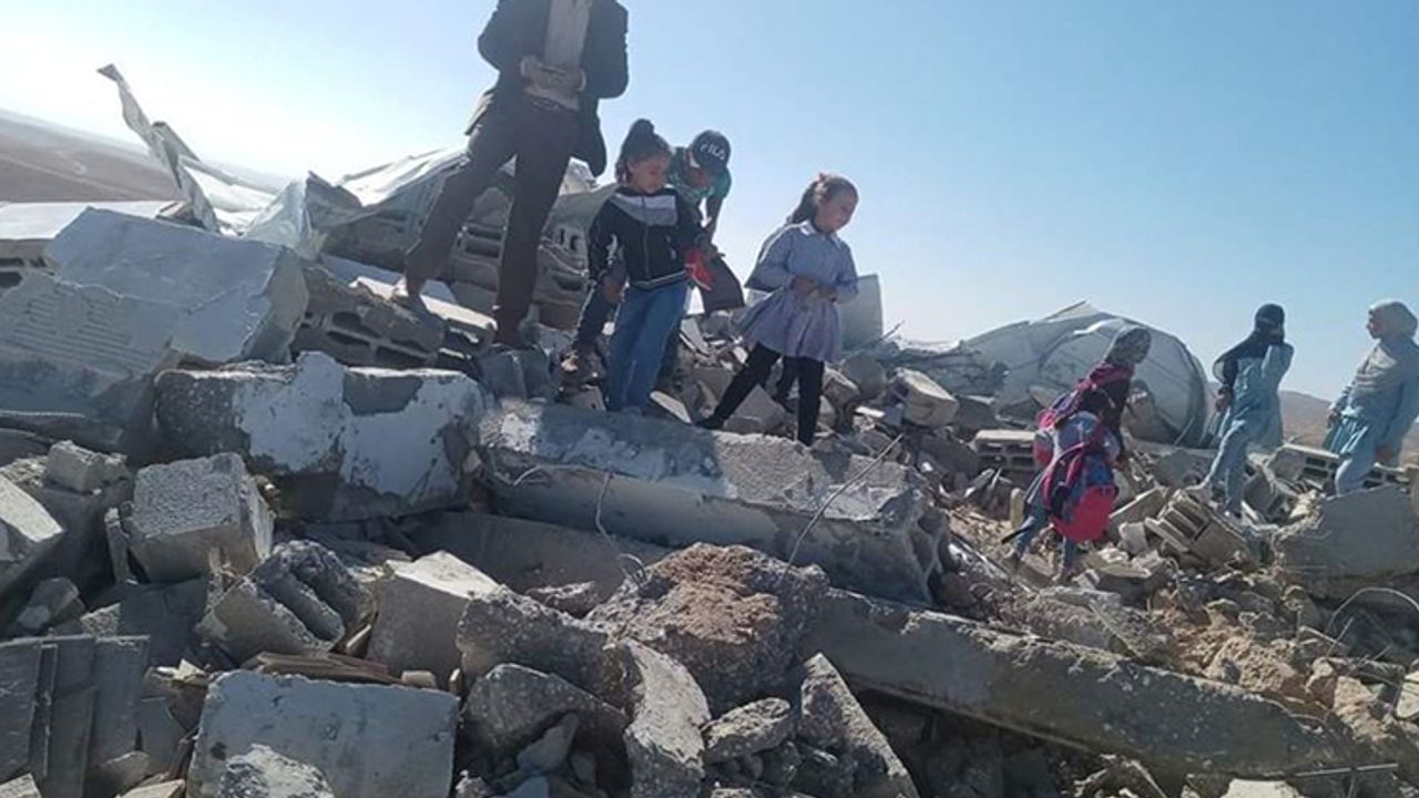 İşgal Güçleri Mesafir Yatta Kasabasında Isfey Okulu'nu Yıktı