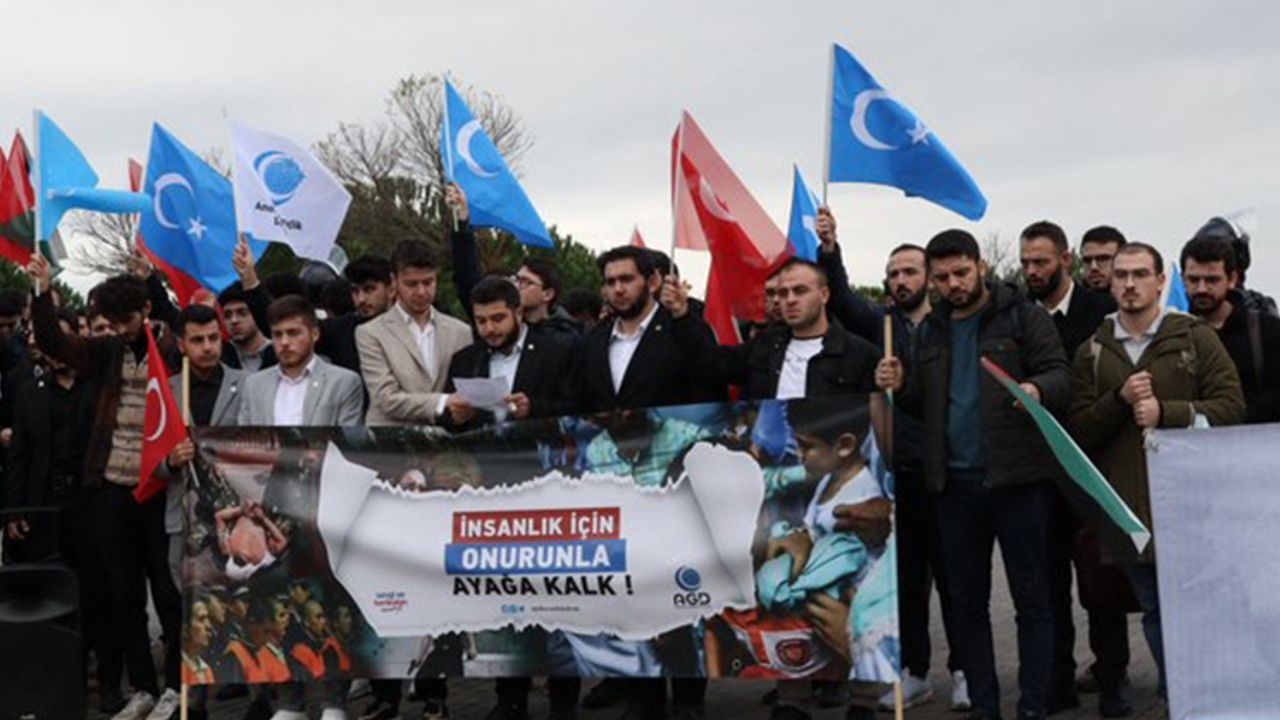 Öğrenciler Doğu Türkistan için Yürüdü