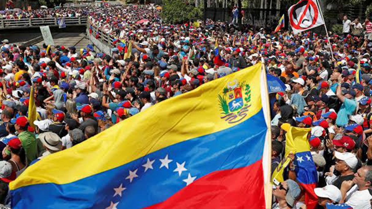 Venezuela'da Muhalifler ve Hükumet Yanlıları Yine Sokakta
