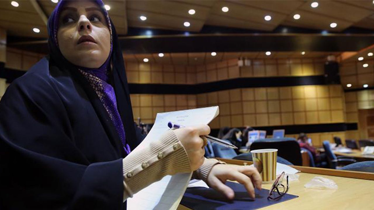 İran Meclis Seçimlerini Devrim Muhafızları'na Yakın Adaylar Önde Götürüyor